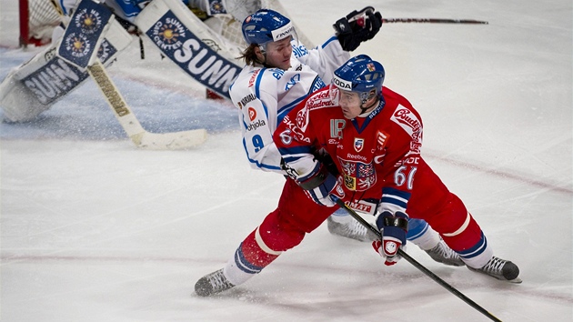 CO TE? Kapitn eskch hokejist Tom Rolinek bhem utkn s Finskem.