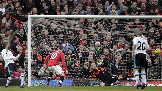 TREFA. Wayne Rooney (druhý zleva) z Manchesteru United skóruje do sít