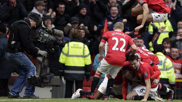 KUPA TSTÍ. Manchester United se raduje z gólu Wayna Rooneyho proti velkému