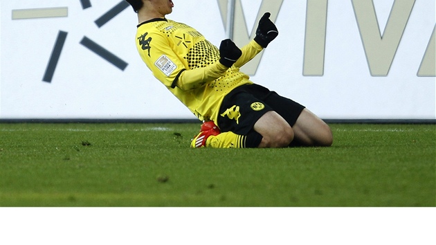STELEC DORTMUNDU. ini Kagawa oslavuje svou trefu proti Leverkusenu.