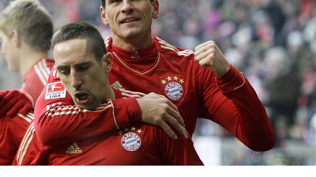 POJ, ROZDRTÍME JE. Mario Gomez (vpravo) z Bayernu Mnichov oslavuje s Franckem