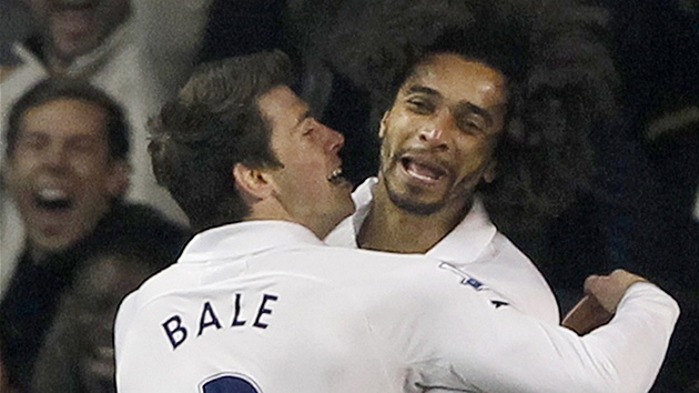 NO NEN TO PARDA? Gareth Bale (zdy) blahopeje Benoitu Assou-Ekottovi ke glu proti Newcastlu.