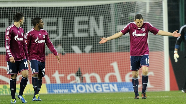 CO NA MĚ KOUKÁTE? Kyriakos Papadopoulos (třetí zleva) ze Schalke poté, co jeho CO NA MĚ KOUKÁTE? Kyriakos Papadopoulos (třetí zleva) ze Schalke poté, co jeho