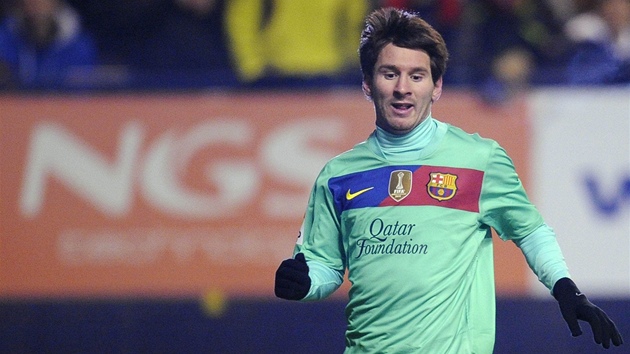 PUSTÍ M K MÍI? Barcelonský Lionel Messi se ene za míem pi utkání s