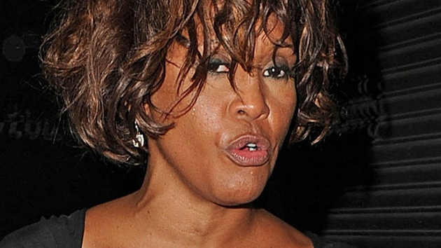 Whitney Houston opoutí noní klub Tru Hollywood (9. února 2012).