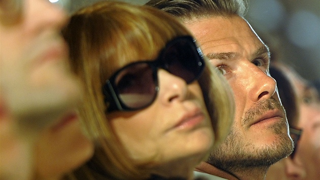 fka americkho magaznu Vogue Anna Wintourov a fotbalista David Beckham na mdn pehldce jeho manelky Victorie (12. nora 2012)