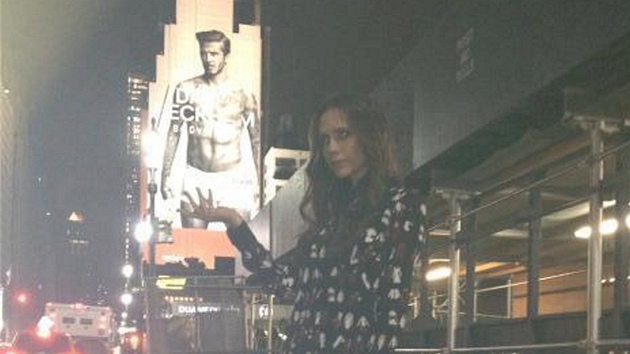 Victoria Beckhamov zapzovala ped plaktem svho manela Davida na Manhattanu. 