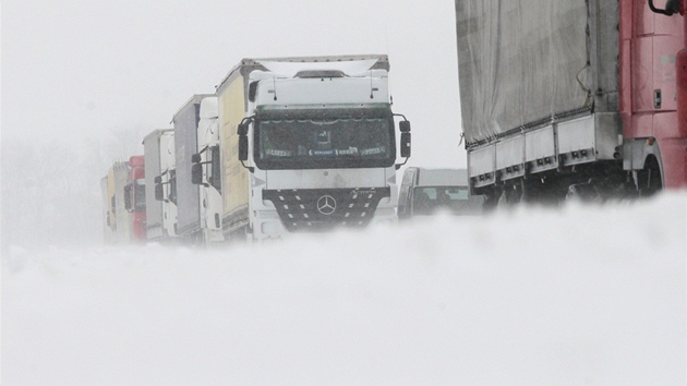 Snhové jazyky a uvízlé kamiony uzavely dopravu na silnici I/35 mezi Litomylí