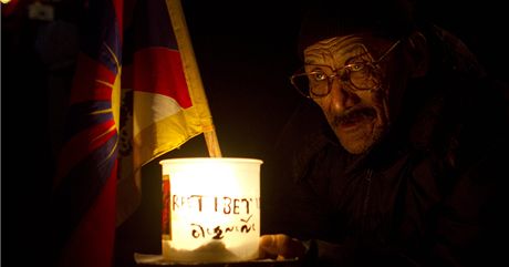 Tibetský exulant se modlí za upálené krajany. (15. února 2012)
