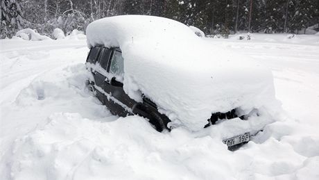 Zasnené auto Petera Skyllberga v lesích u msta Umea (20. února 2012)