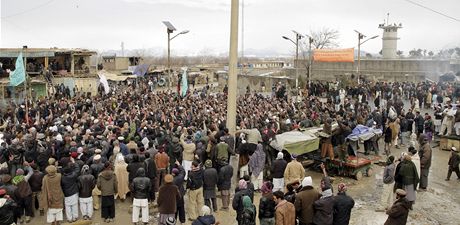 Rozzuení Afghánci protestují proti údajnému pálení Korán (21. února 2012)