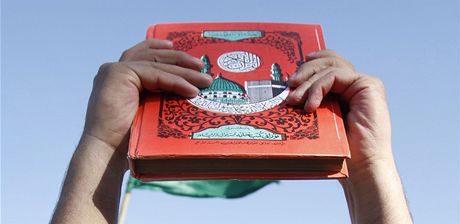 Pákistánce rozzuilo údajné znesvcení jejich svaté knihy. Ilustraní foto