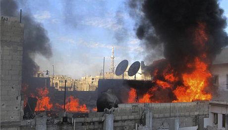 Poár ve tvrti Bábá Amr v syrském mst Homs (22. února 2012)