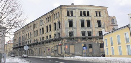 Bývalá tkalcovna v Rumburku je oputná, zdevastovaná a eká ji demolice.