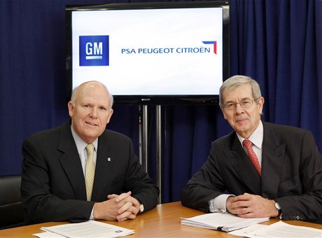 Generální editel General Motors Dan Akerson (nalevo) s éfem koncernu PSA