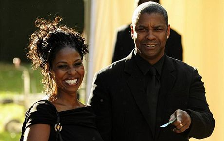 Americký herec Denzel Washington (na snímku s manelkou) se vrací na Broadway po tyech letech.