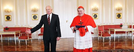 Prezident Václav Klaus a kardinál Dominik Duka v únoru letoního roku. Tehdy Klaus Dukovi na Hrad blahopál ke jmenování kardinálem.