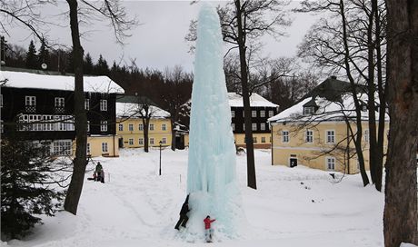 Obí ledová homole vytvoená z vodotrysku v Karlov Studánce na Bruntálsku.