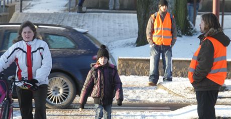 Nezamstnaní ve Svitavách hlídkují na pechodech v dob, kdy chodí dti do