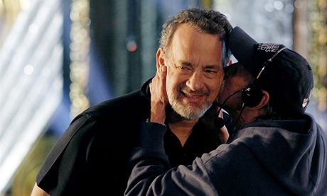 Herec Tom Hanks se ped oscarovou show zdraví se "stage managerem" Davidem Waderem.
