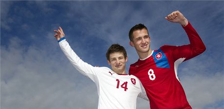 Fotbalov reprezentanti Vclav Pila (vlevo) a Tom Pekhart pzovali na
