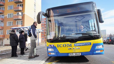 Nový autobus MHD vozil v pondlí cestující v Jindichov Hradci úpln zadarmo. 