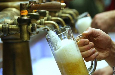 V minipivovaru Faltus budou vait deseti, jedenácti a dvanáctistupové pivo. Pi sváteních píleitostech se milovníci piva dokají také erné trnáctky. (Ilustraní snímek)