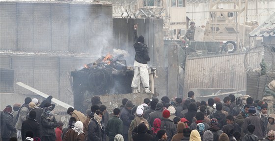 Rozzuení Afghánci protestují proti údajnému pálení Korán (21. února 2012)