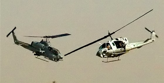 Vrtulníky AH-1W Cobra (vlevo) a UH-1Y Huey na misi v Iráku. Ilustraní snímek
