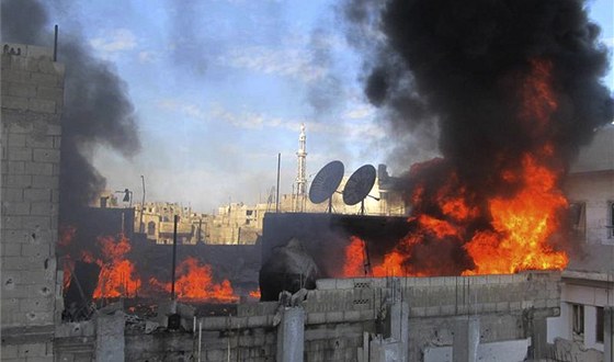 Poár ve tvrti Bábá Amr v syrském mst Homs (22. února 2012)