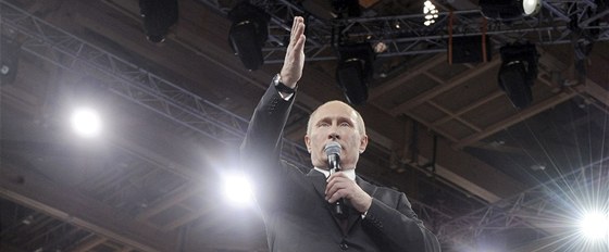 Ruský premiér Vladimir Putin hovoí ke svým stoupencm. (29. února 2012)