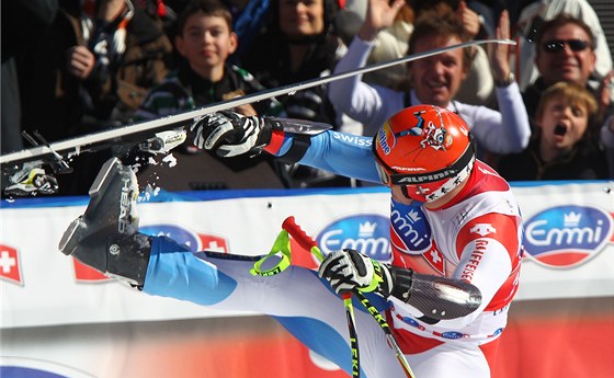 Didier Cuche slaví vítzství v superobím slalomu v Crans Montan.