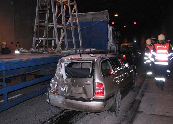 V Husovickém tunelu v Brn se v úterý ráno srazilo est osobních aut a nákladní