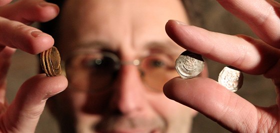 David Zimola z Muzea Vysoiny ukazuje stíbrné mince - denáry Leopolda VI.
