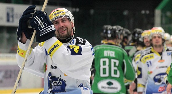 POSTUP. Radost hokejist Komety Brno po vítzství v Mladé Boleslavi, kterým si