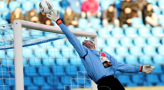 MÁM JEDNU RUKU DLOUHOU. Jablonecký gólman Michal pit vytsuje balon nad