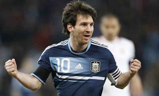 IJE NEJEN FOTBALEM. Lionel Messi drí palce i svým krajanm, kteí reprezentují v házené. Mistrovství svta se navíc hraje ve panlsku, kde Messi hraje za Barcelonu.