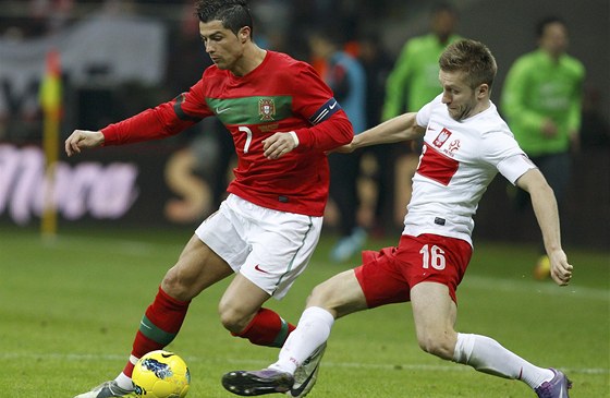 PORTUGALSKÉ KLIKY. Cristiano Ronaldo (v erveném) obchází polského