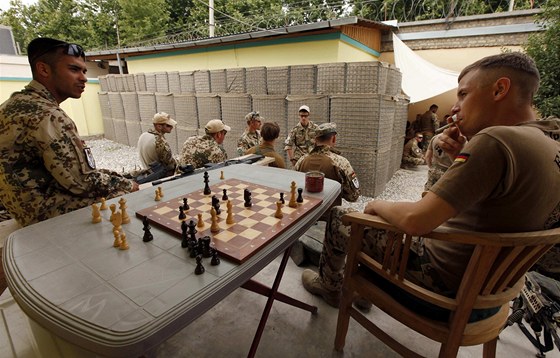 Vojáci nmeckého Bundeswehru v Afghanistánu. Pokud je armáda propustí, dostanou
