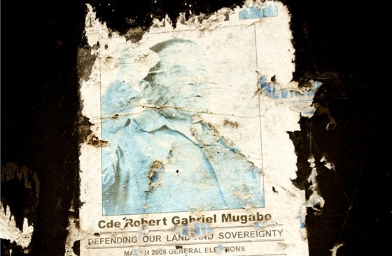 Volební plakát z roku 2008 s Robertem Mugabem
