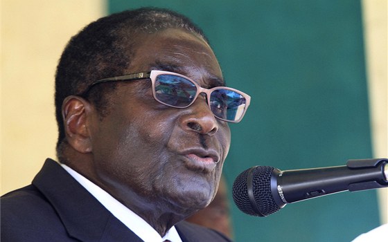 Robert Mugabe bhem návtvy platinového dolu Mimosa (16. února 2012)