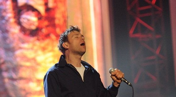 Damon Albarn z kapely Blur pi generální zkouce cen Brit Awards (21. února