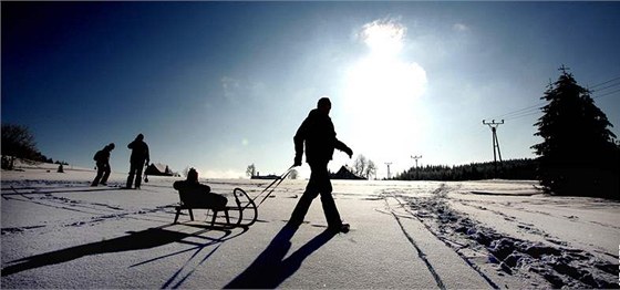 Zimní idyla se spoustou snhu a sluníkem letos zatím dlouho nevydrela ani na eských horách. Vítzí mraky. Ilustraní foto