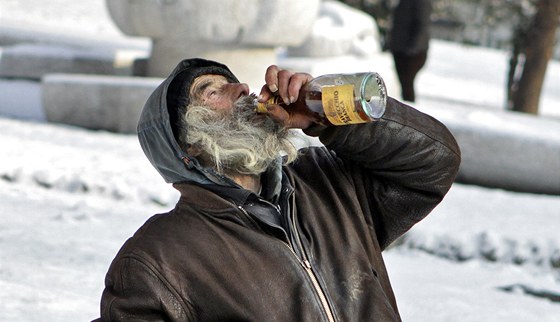 Pokud se lidé bez domova posilní alkoholem, ztrácejí zábrany, kde si ustlat. Ilustraní snímek