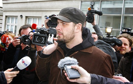 Výtvarník Roman Týc pichází do vznice na praské Pankráci. (24. února 2012)