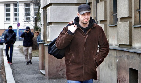 Výtvarník Roman Týc pichází do vznice na praské Pankráci. (24. února 2012)