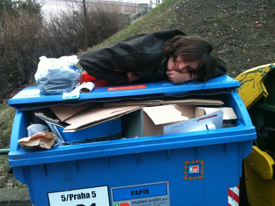 Nejastji bezdomovci spí v kontejneru s papírem. (ilustraní fotka)