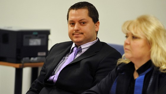 Obvinný Tomá Kadlec u zlínského soudu. (27. února 2012)