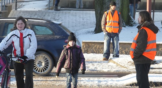 Nezamstnaní ve Svitavách hlídkují na pechodech v dob, kdy chodí dti do