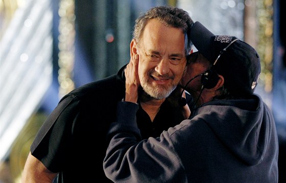 Herec Tom Hanks si se "stage managerem" Davidem Waderem eptají poslední detaily ped startem oscarového galaveera 2012.